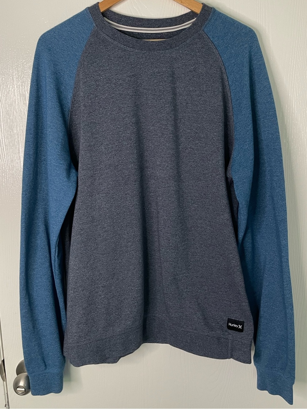 NWOT Hurley Men’s XL Blue Gray Colorblock Raglan Sweatshirt